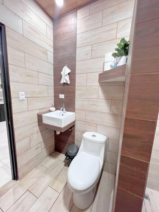 Orange Apartment 5 Min Aeropuerto Juan Santamaria アラフエラ エクステリア 写真